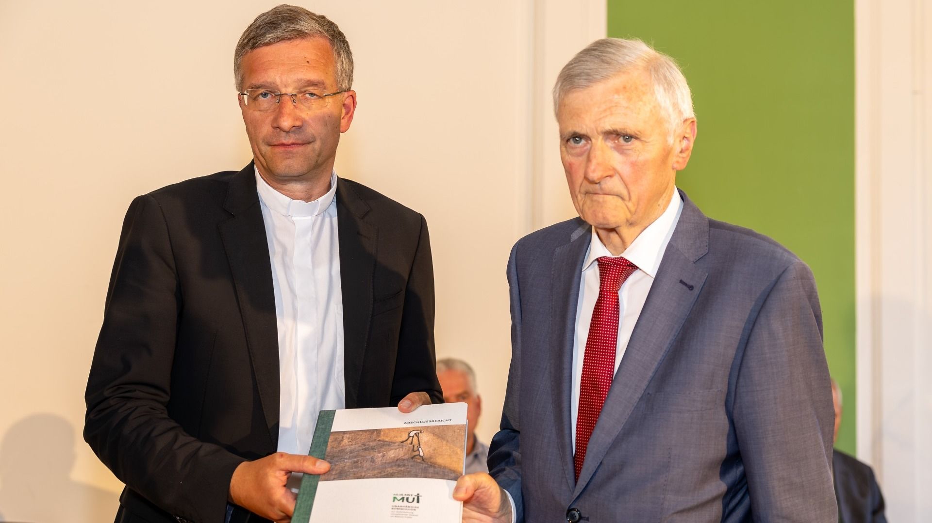 Mit klaren Worten stellte Gerhard Möller, Sprecher des Vorstands der Unabhängigen Kommission, den Abschlussbericht vor. Vier Jahre nach ihrer Gründung legte die unabhängige Kommission ihre Ergebnisse vor – orientiert an bundesweit einheitlichen Standards und unabhängig von der Bistumsleitung. Foto: Bistum Fulda / Burkhard Beintken