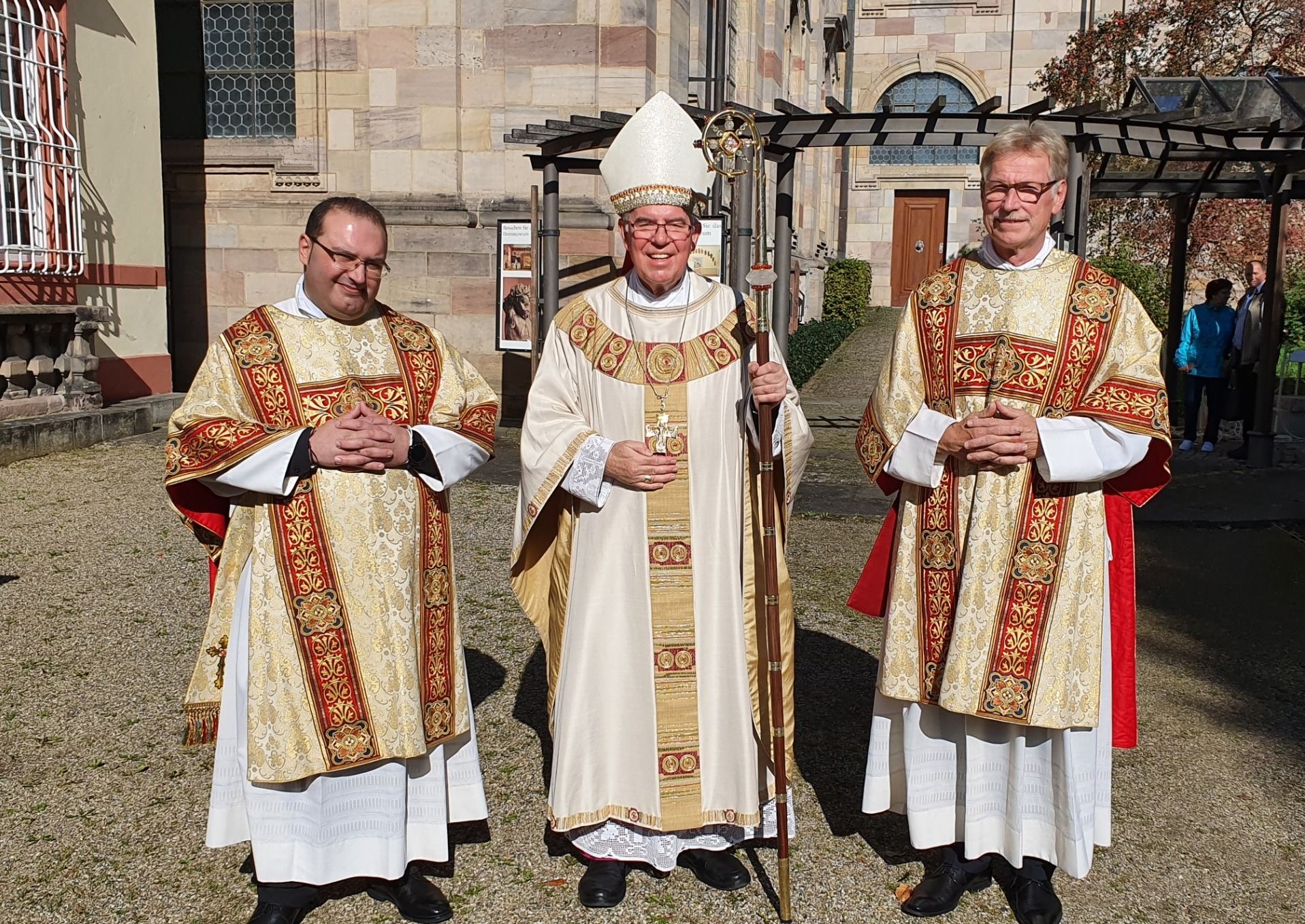 Weihbischof Karlheinz Diez mit den neu geweihten ständigen Diakonen Petre Ichev und Manfred Öste
